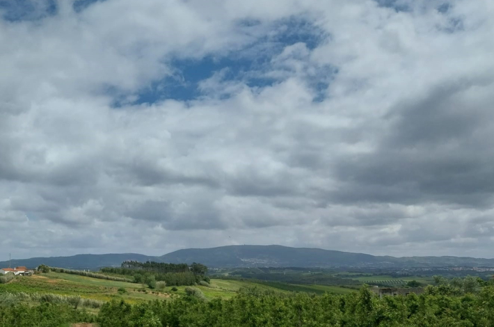 Building land with 3640m2 overlooking the Serra do Montejunto.